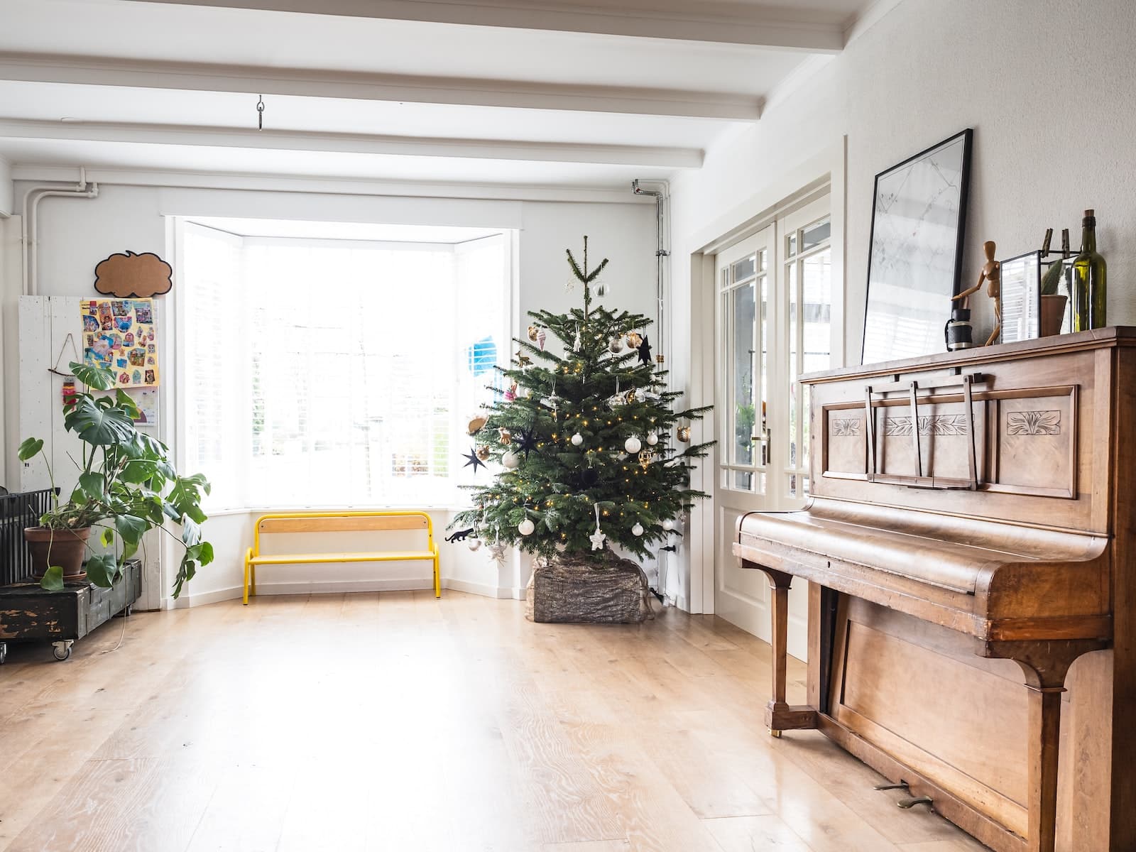 décoration salon avec un sapin de Noël