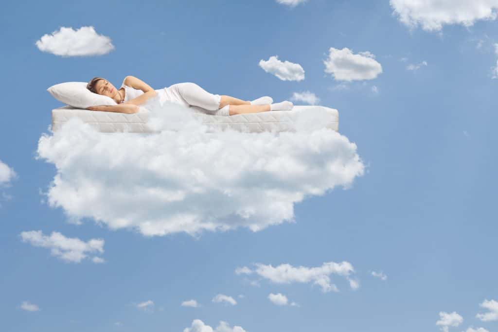 femme dort sur un nuage