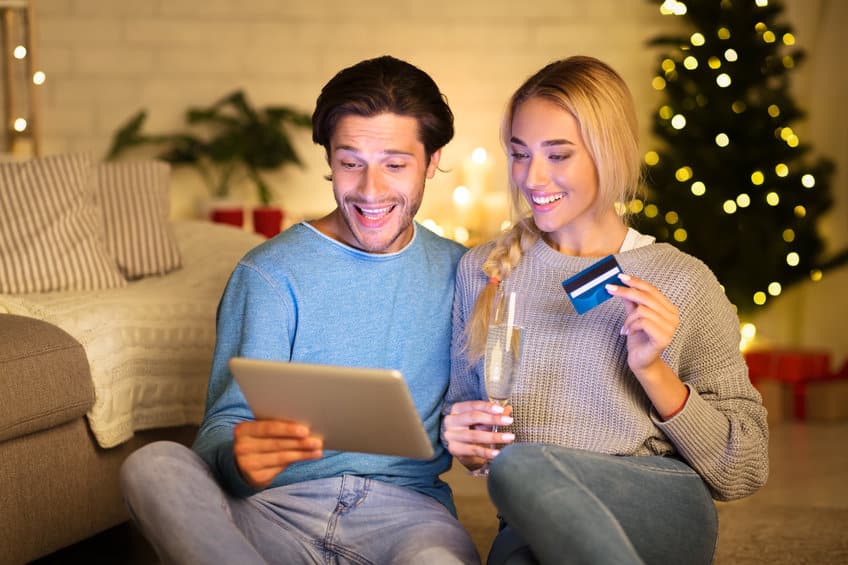 homme et femme font des achats online