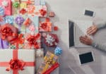 homme commande cadeaux noel sur laptop