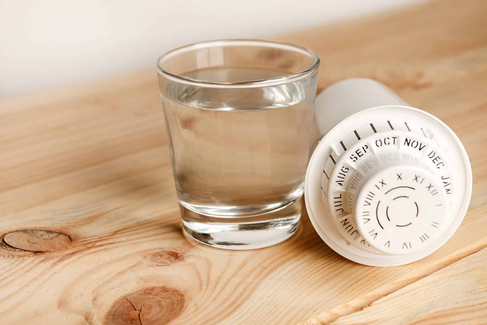 filter for cleaning tap water for drinking and a glass of filtered clean water filtre à eau